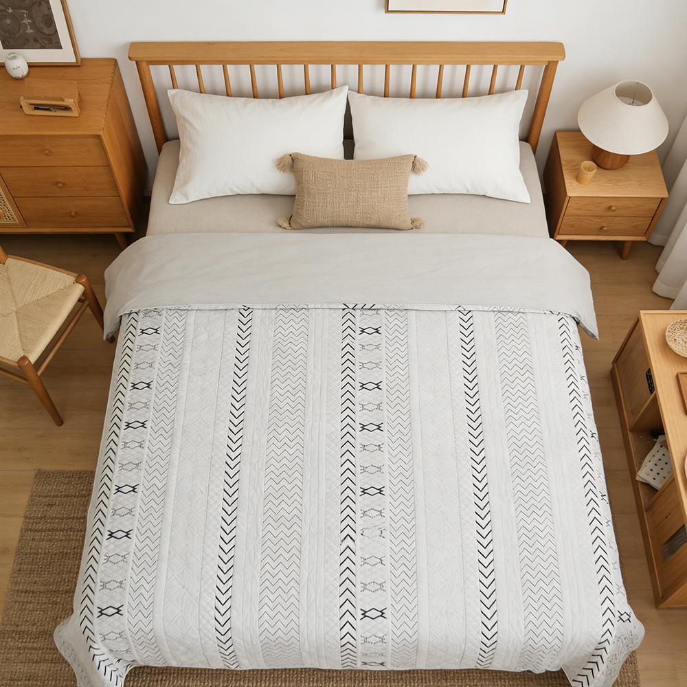 DECMAY Lightweight Geometric Pattern Quilted Bedspreads, Soft Polyester Bedding Set for Home, Bedroom, All Season Bedspread Set (Two Pillow Cases, White)